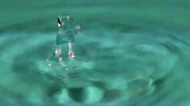 temiz su damlaları içecek konteyner içine bırakarak 