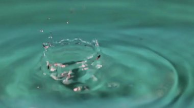 temiz su damlaları içecek konteyner içine bırakarak 