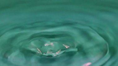 temiz su damlaları içecek konteyner içine bırakarak 