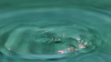 temiz su damlaları içecek konteyner içine bırakarak 