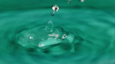 temiz su damlaları içecek konteyner içine bırakarak 