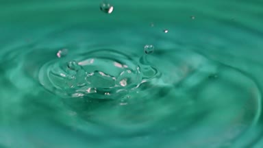 temiz su damlaları içecek konteyner içine bırakarak 