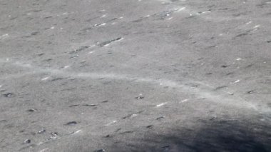 baraj gölünün buz kaplı yüzey