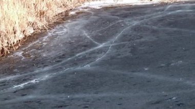 baraj gölünün buz kaplı yüzey