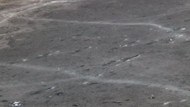 baraj gölünün buz kaplı yüzey