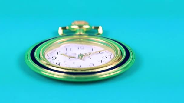Gotas Água Pura Caem Relógios Bolso Antigos Simbolizando Fluxo Tempo — Vídeo de Stock
