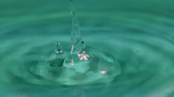 Скидання Крапель Чистої Води Тару Напоїв — стокове відео