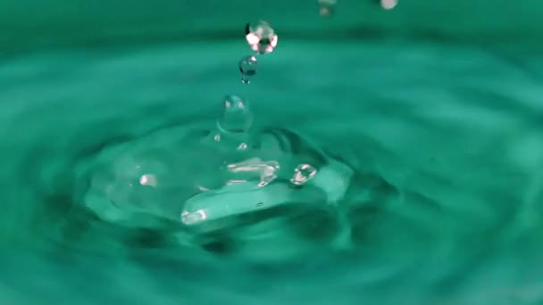 Druppels Van Schoon Water Laten Vallen Container Van Drank — Stockvideo