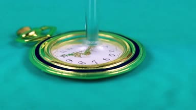 Eski cep değerli saat su akışı 