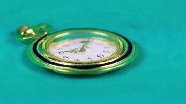 Eski cep değerli saat su akışı 