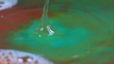 bir damla sıvı etkisi üzerine su yüzeyinde güzel fantazi desenler 
