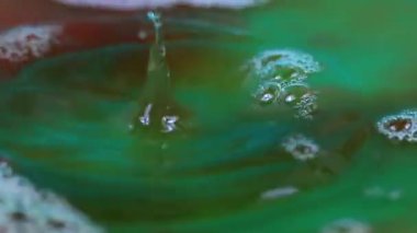 bir damla sıvı etkisi üzerine su yüzeyinde güzel fantazi desenler 