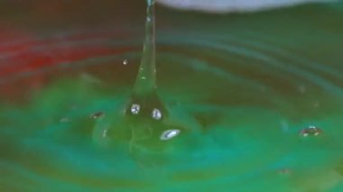 bir damla sıvı etkisi üzerine su yüzeyinde güzel fantazi desenler 