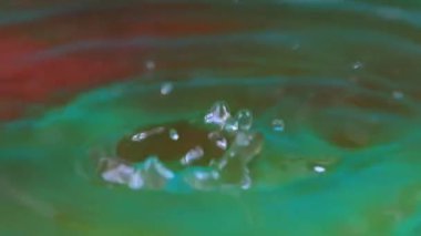 bir damla sıvı etkisi üzerine su yüzeyinde güzel fantazi desenler 