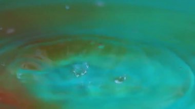 bir damla sıvı etkisi üzerine su yüzeyinde güzel fantazi desenler 