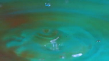 bir damla sıvı etkisi üzerine su yüzeyinde güzel fantazi desenler 