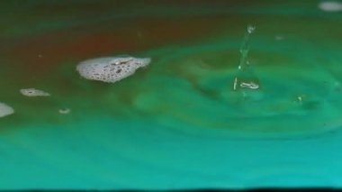 bir damla sıvı etkisi üzerine su yüzeyinde güzel fantazi desenler 