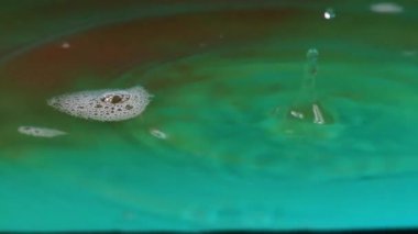 bir damla sıvı etkisi üzerine su yüzeyinde güzel fantazi desenler 