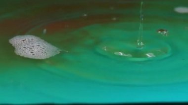 bir damla sıvı etkisi üzerine su yüzeyinde güzel fantazi desenler 