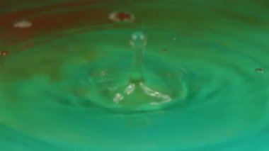 bir damla sıvı etkisi üzerine su yüzeyinde güzel fantazi desenler 