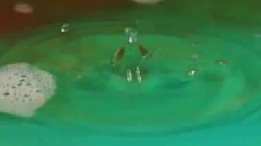bir damla sıvı etkisi üzerine su yüzeyinde güzel fantazi desenler 