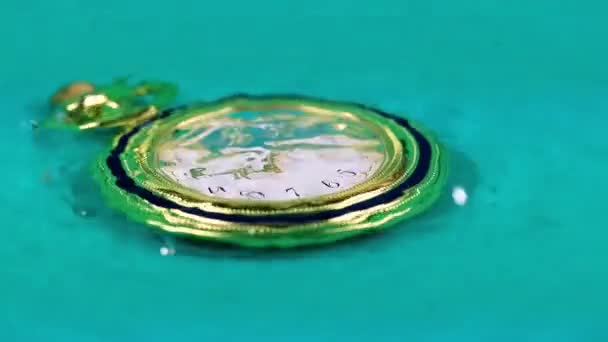 Viejo Reloj Bolsillo Precioso Corriente Agua — Vídeo de stock
