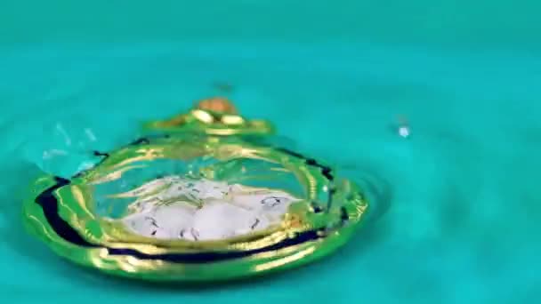 水の流れの貴重な古いポケットの時計します — ストック動画