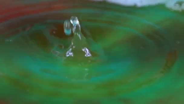 Όμορφα Φανταχτερά Σχέδια Στην Επιφάνεια Του Νερού Κατά Την Κρούση — Αρχείο Βίντεο