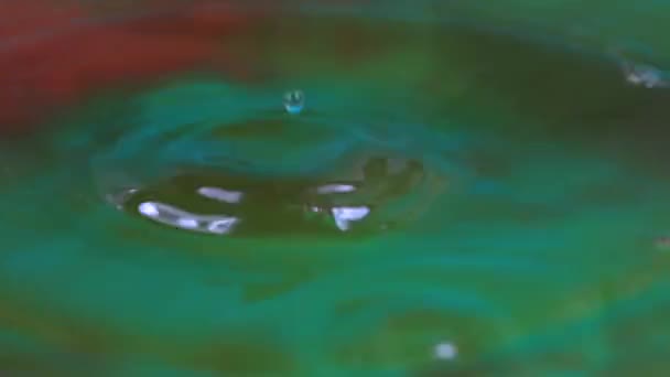 液体の低下の影響により水の表面に美しい豪華なパターン — ストック動画