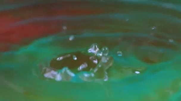 水的表面上的美丽的花型图案在一滴液体的冲击下 — 图库视频影像