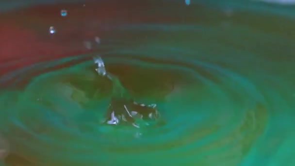 Piękne Fantazyjne Wzory Powierzchni Wody Uderzeniu Kropli Cieczy — Wideo stockowe