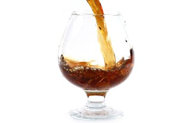güçlü alkol tüketimi için bir bardak içine dökülür 