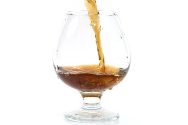 güçlü alkol tüketimi için bir bardak içine dökülür 