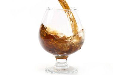 güçlü alkol tüketimi için bir bardak içine dökülür 