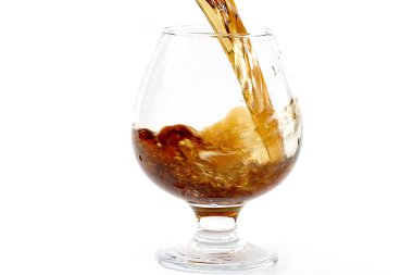 güçlü alkol tüketimi için bir bardak içine dökülür 