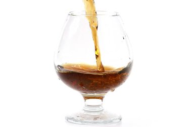 güçlü alkol tüketimi için bir bardak içine dökülür 