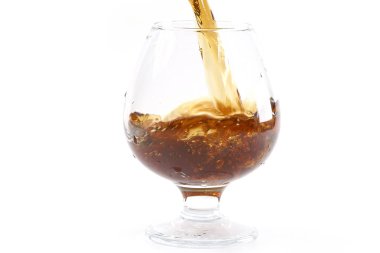 güçlü alkol tüketimi için bir bardak içine dökülür 