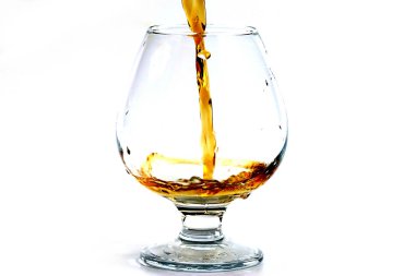 güçlü alkol tüketimi için bir bardak içine dökülür 