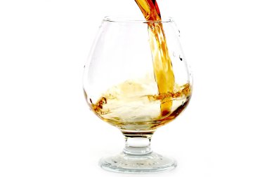güçlü alkol tüketimi için bir bardak içine dökülür 