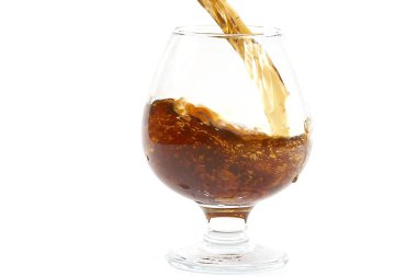 güçlü alkol tüketimi için bir bardak içine dökülür 