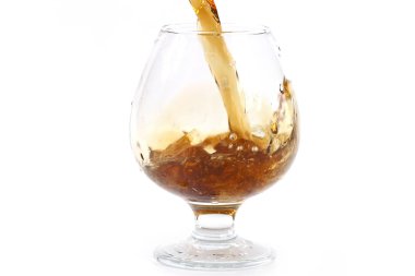 güçlü alkol tüketimi için bir bardak içine dökülür 