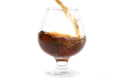 güçlü alkol tüketimi için bir bardak içine dökülür 