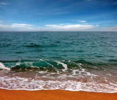 Akdeniz sahil kumlu bir plaj, bir güzel yaz yatay 