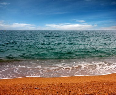 Akdeniz sahil kumlu bir plaj, bir güzel yaz yatay 