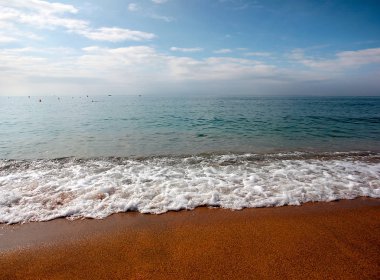 Akdeniz sahil kumlu bir plaj, bir güzel yaz yatay 