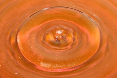 daireler ve suyu bir damla darbe sonrası yüzeyinde desenler 