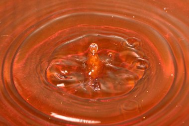 daireler ve suyu bir damla darbe sonrası yüzeyinde desenler 