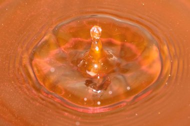 daireler ve suyu bir damla darbe sonrası yüzeyinde desenler 