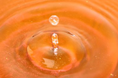 daireler ve suyu bir damla darbe sonrası yüzeyinde desenler 