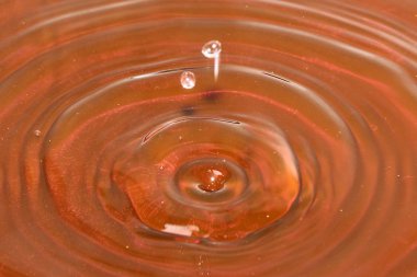 daireler ve suyu bir damla darbe sonrası yüzeyinde desenler 